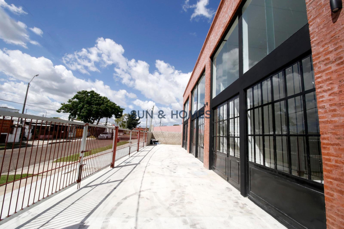 Local Comercial ID.548 - Espectacular local comercial de 170 mts. en Alquiler mas 120 mts exterior en Maldonado .