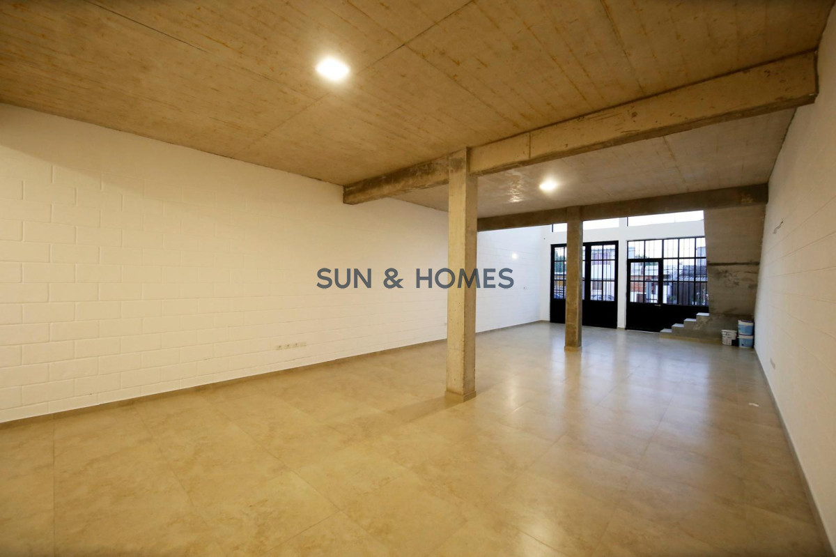 Local Comercial ID.548 - Espectacular local comercial de 170 mts. en Alquiler mas 120 mts exterior en Maldonado .