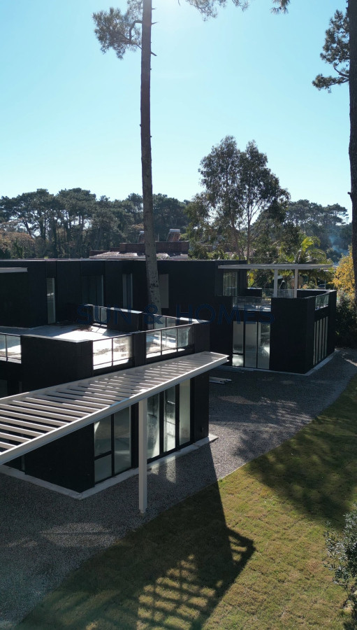 Local Comercial ID.458 - Espectacular local en alquiler de 37mts en una de las zonas mas lindas de Punta del Este. 