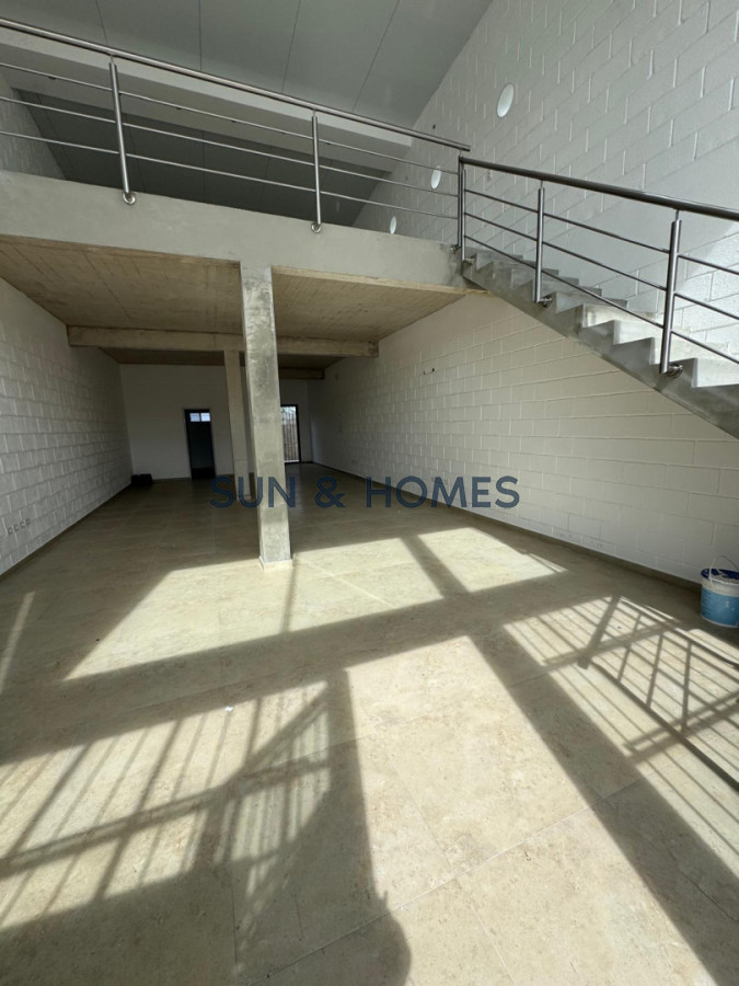 Local Comercial ID.548 - Espectacular local comercial de 170 mts. en Alquiler mas 120 mts exterior en Maldonado .