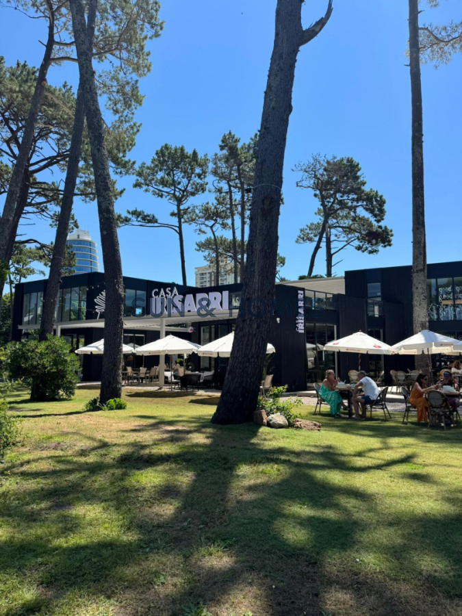 Local Comercial ID.462 - Exclusivo local en alquiler de 136mts en una de las zonas mas lindas de Punta del Este con 44 metros de rooftop en un centro comercial nuevo