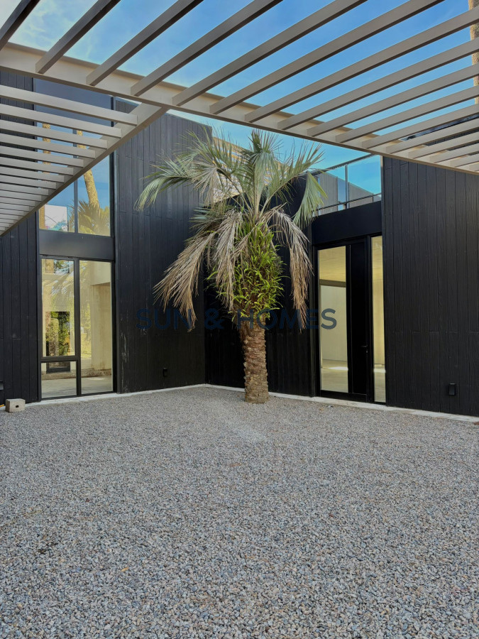 Local Comercial ID.462 - Exclusivo local en alquiler de 136mts en una de las zonas mas lindas de Punta del Este con 44 metros de rooftop