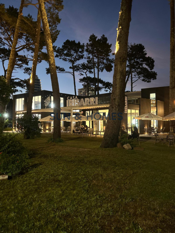 Local Comercial ID.462 - Exclusivo local en alquiler de 136mts en una de las zonas mas lindas de Punta del Este con 44 metros de rooftop en un centro comercial nuevo