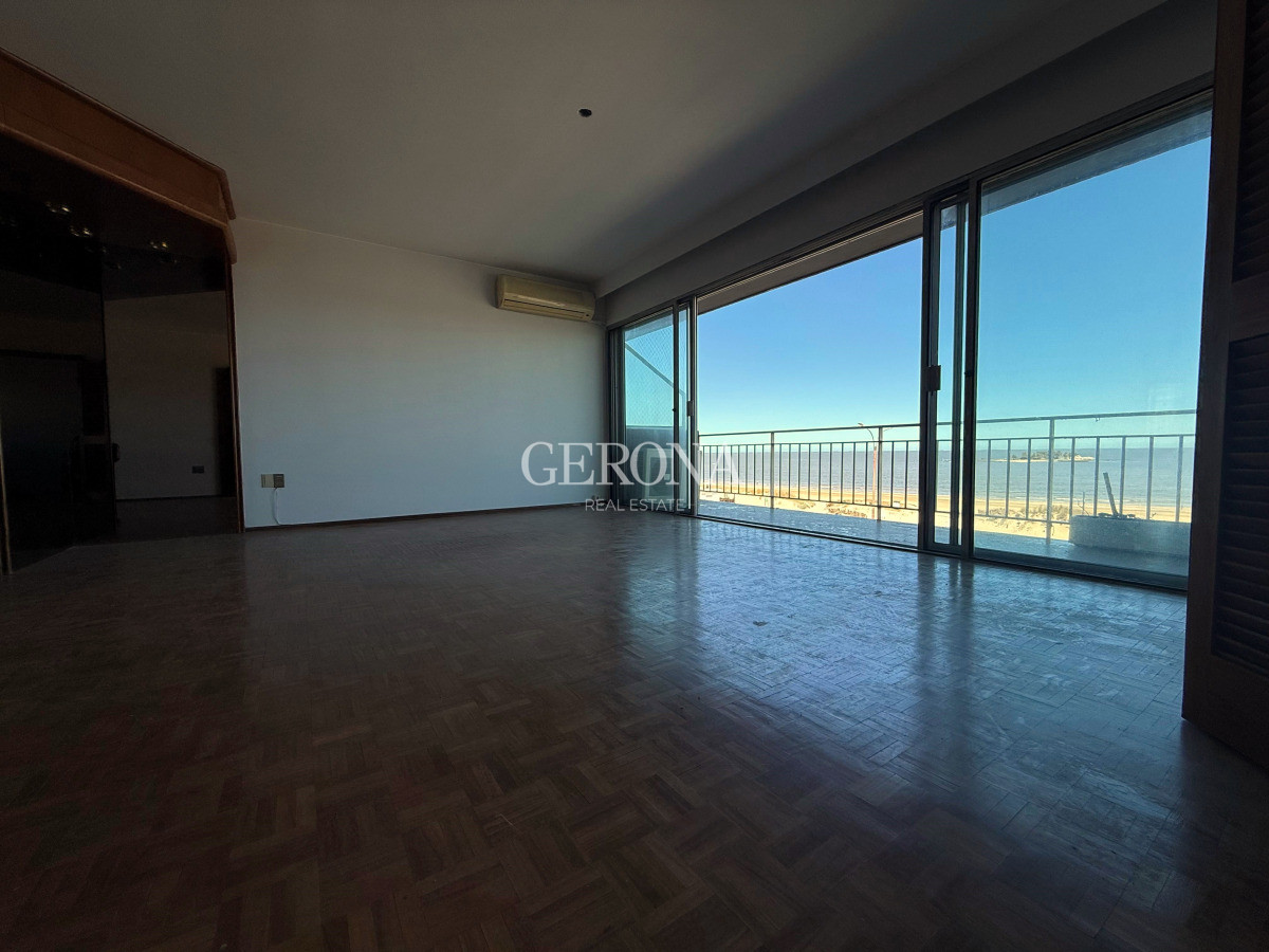 Apartamento ID.261 - Apartamento en venta sobre la rambla de Malvin de tres dormitorios y un Garage.
