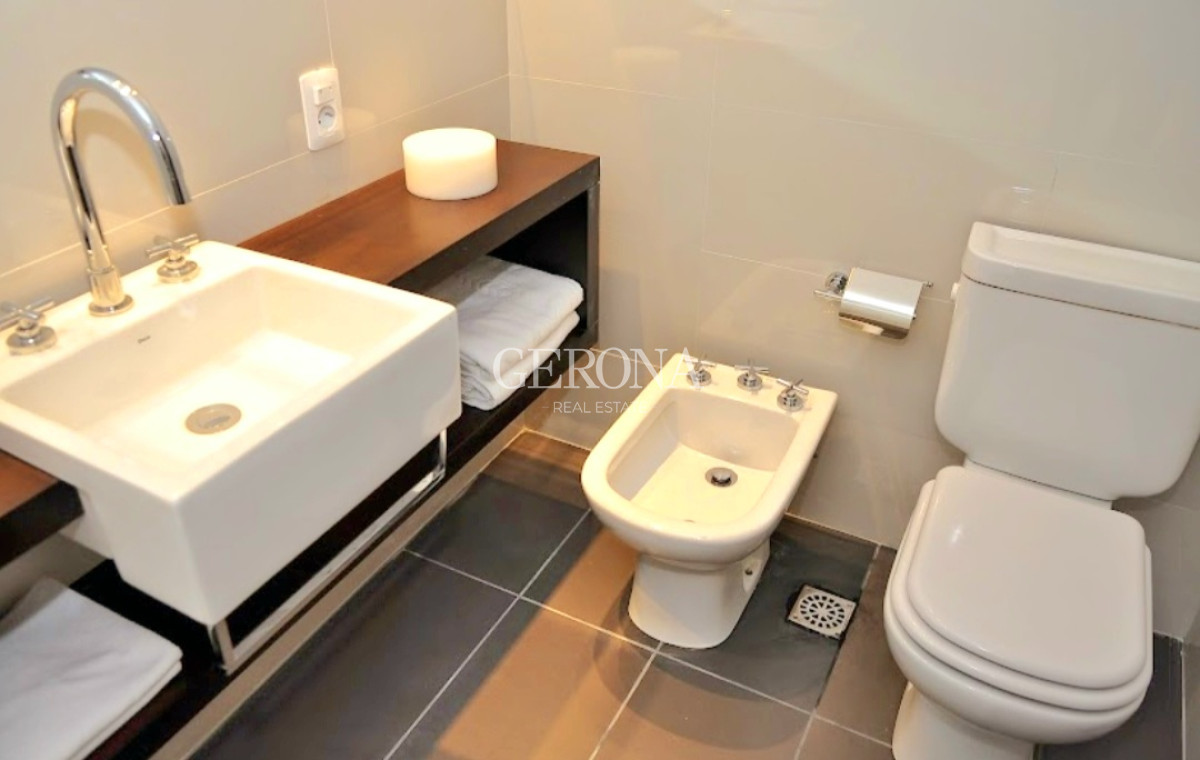 Apartamento ID.60 -  Venta Apartamento En Carrasco 2 Dorm + 2 Baños, Piso Alto.