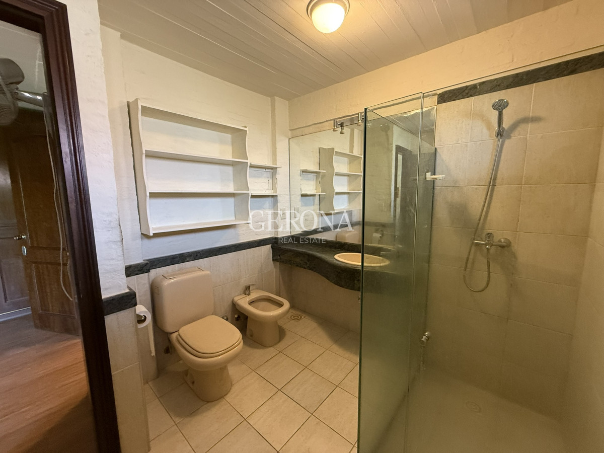 Apartamento ID.257 - Casa Ph en venta de 3 dormitorios, 2 garajes y jardín de uso exclusivo, en Carrasco