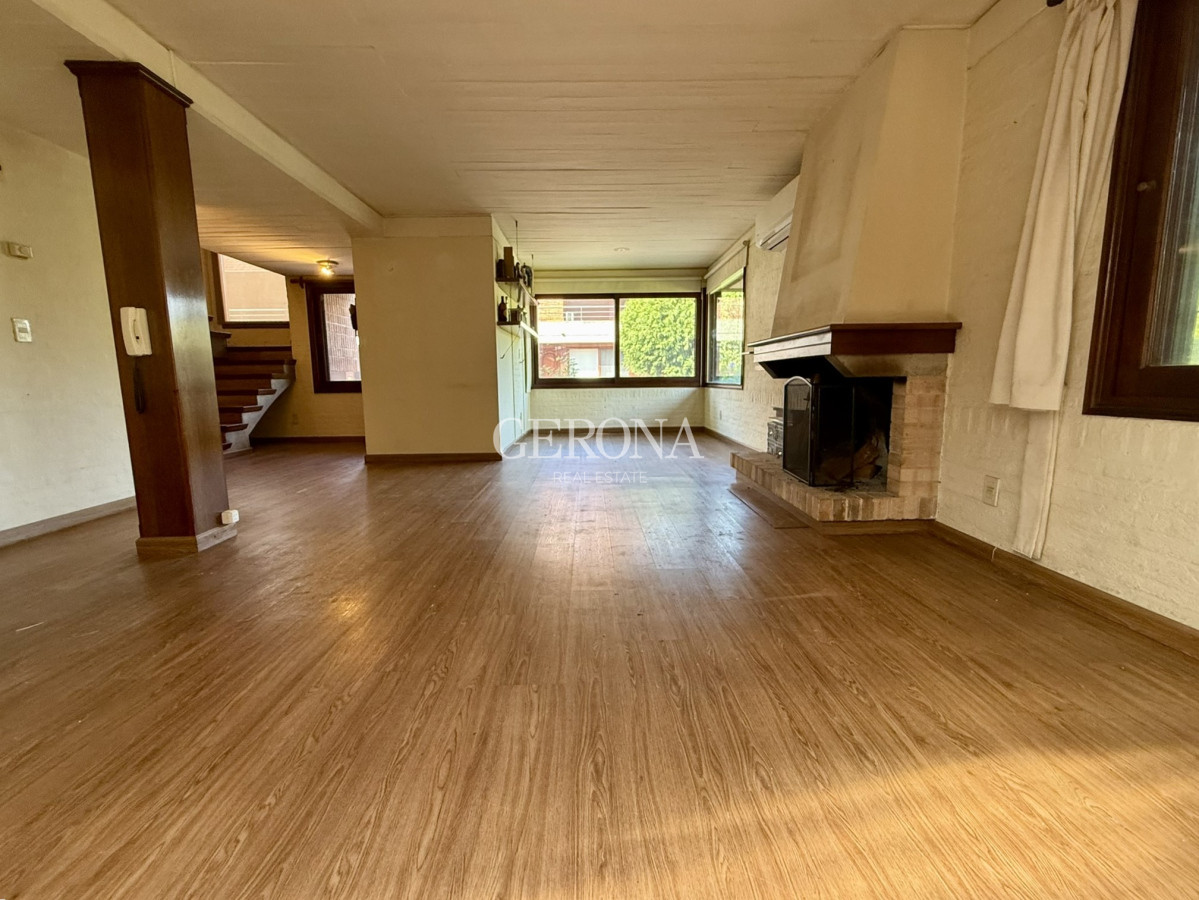 Apartamento ID.257 - Casa Ph en venta de 3 dormitorios, 2 garajes y jardín de uso exclusivo, en Carrasco