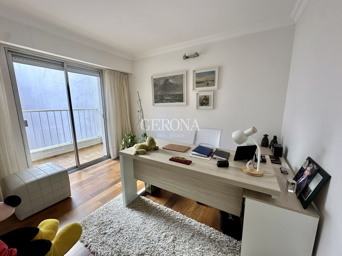 Apartamento ID.241 - Venta apartamento de 3 dormitorios y servicio, en rambla de Punta Carretas