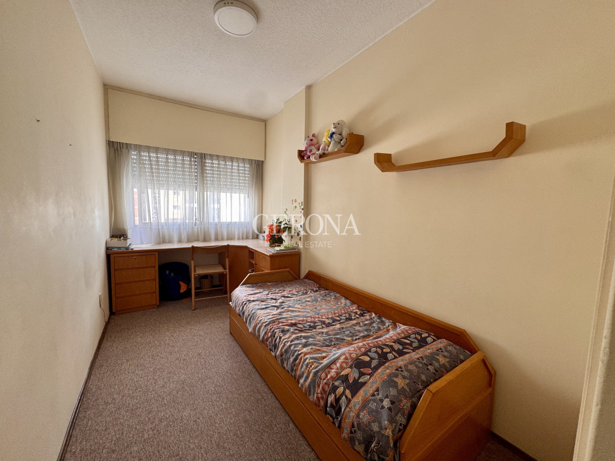 Apartamento ID.263 - Venta apartamento de tres dormitorios y servicio en Pocitos