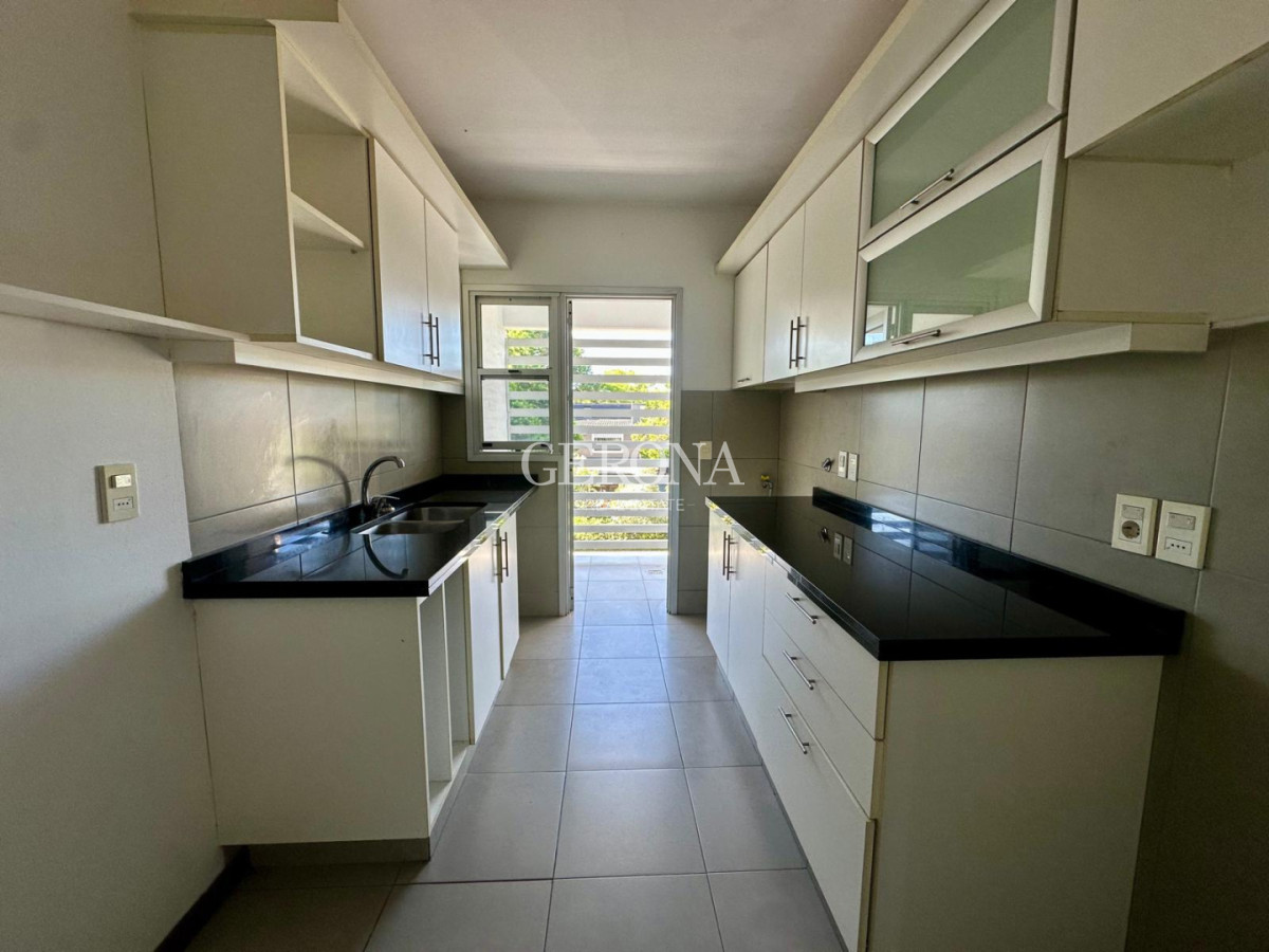 Apartamento ID.297 - Venta Apartamento de 3 dormitorios y jardín de uso exclusivo en Carrasco.