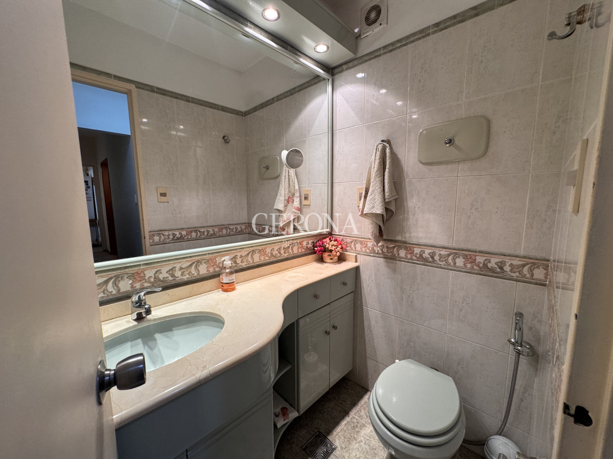 Apartamento ID.263 - Venta apartamento de tres dormitorios y servicio en Pocitos