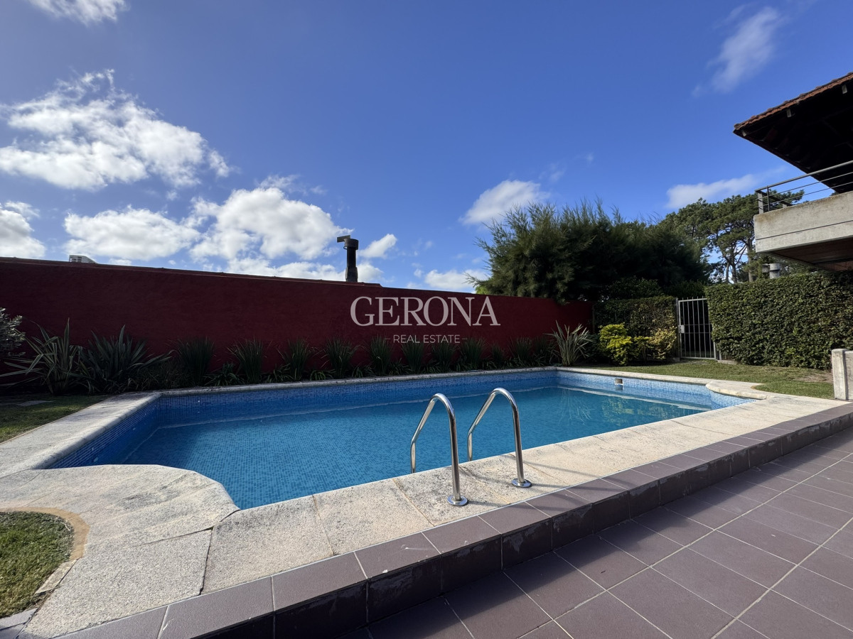 Apartamento ID.257 - Casa Ph en venta de 3 dormitorios, 2 garajes y jardín de uso exclusivo, en Carrasco