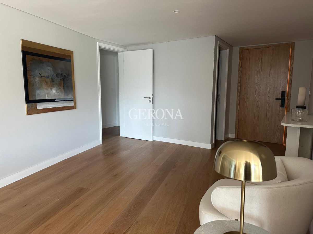 Apartamento ID.43 - Venta Apartamento de 4 dorm + Servicio + Garaje en Villa Biarritz