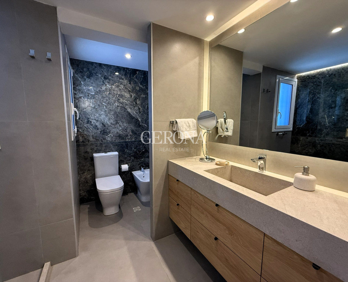 Apartamento ID.287 - Venta Apartamento de 3 suites, servicio y 3 garajes en Carrasco a pasos del Mar