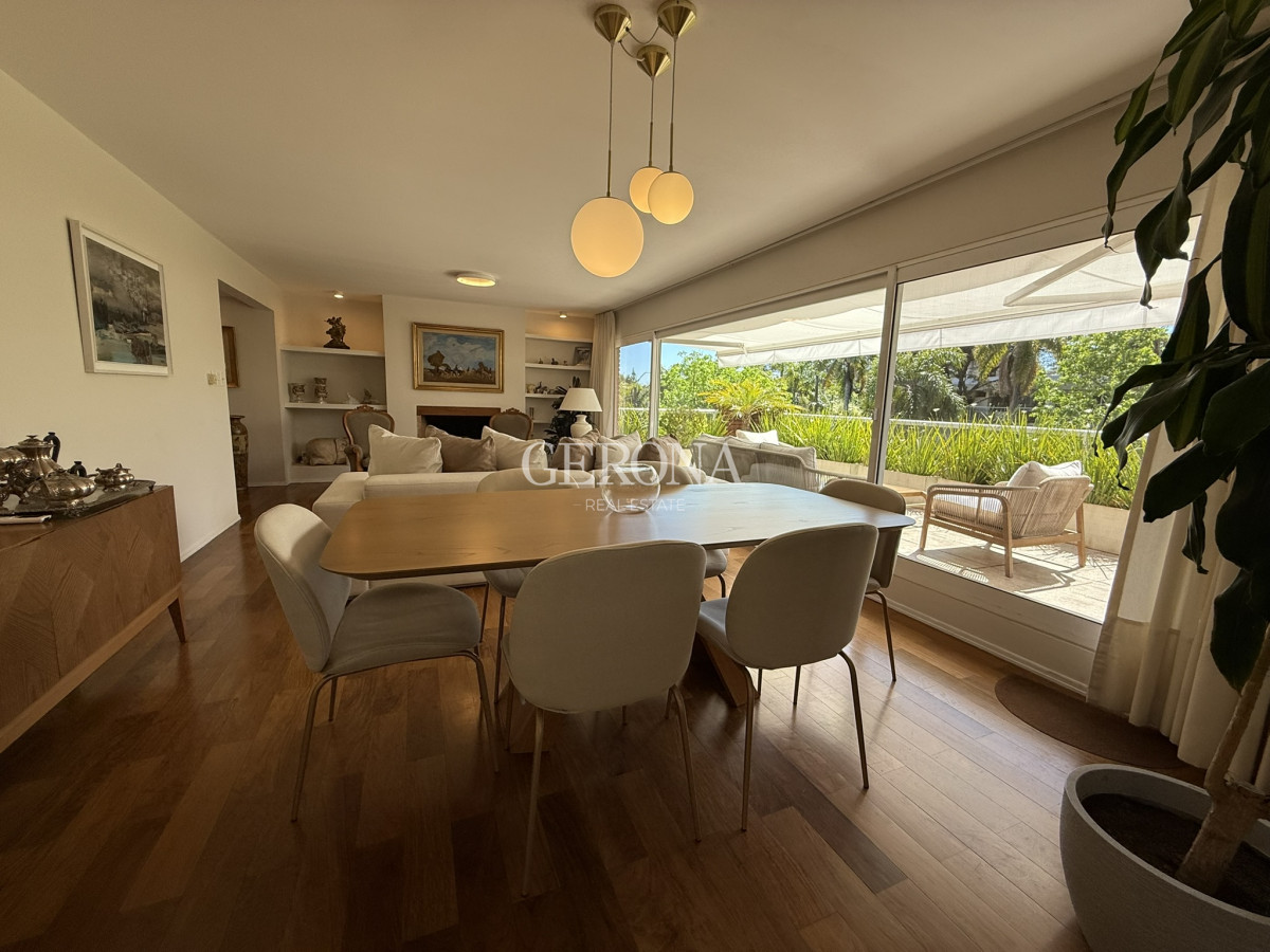 Apartamento ID.287 - Venta Apartamento de 3 suites, servicio y 3 garajes en Carrasco a pasos del Mar