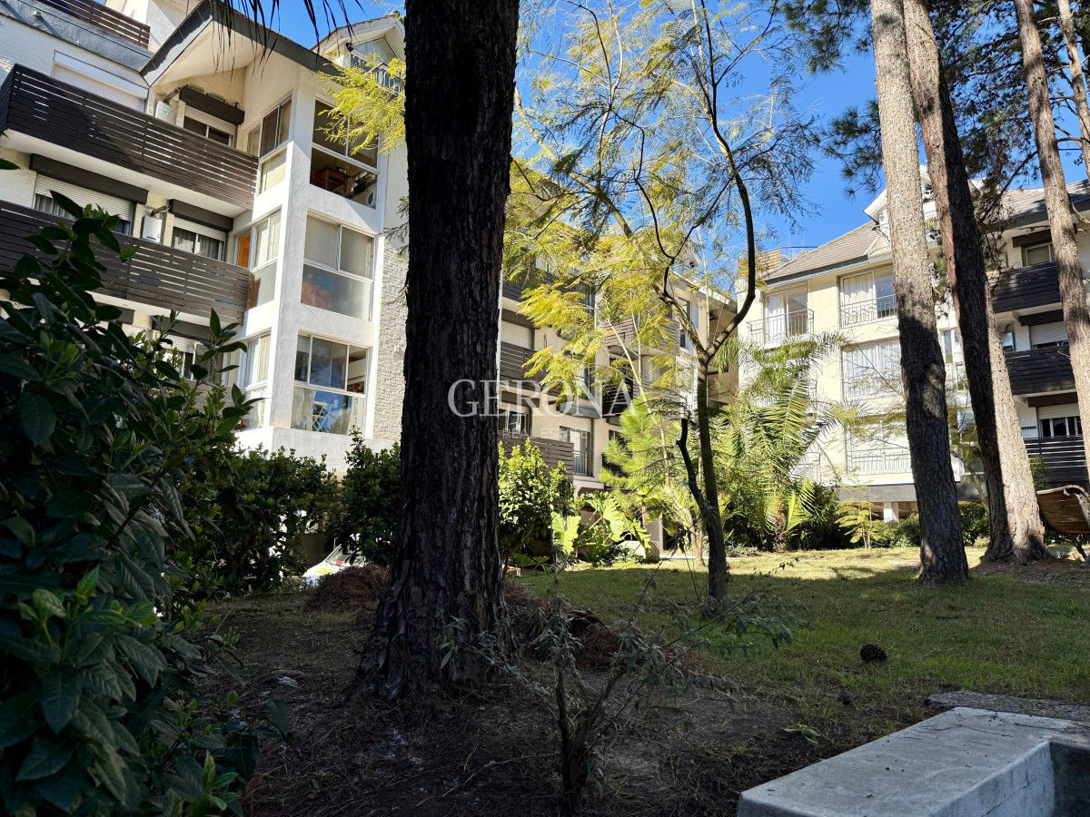 Apartamento ID.194 - Venta Apartamento de tres dormitorios y dos garajes en Barrio Privado