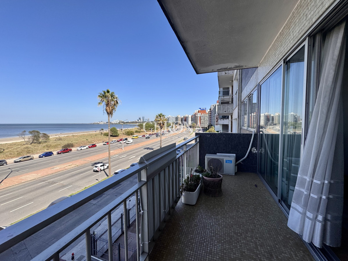Apartamento ID.261 - Apartamento en venta sobre la rambla de Malvin de tres dormitorios y un Garage.