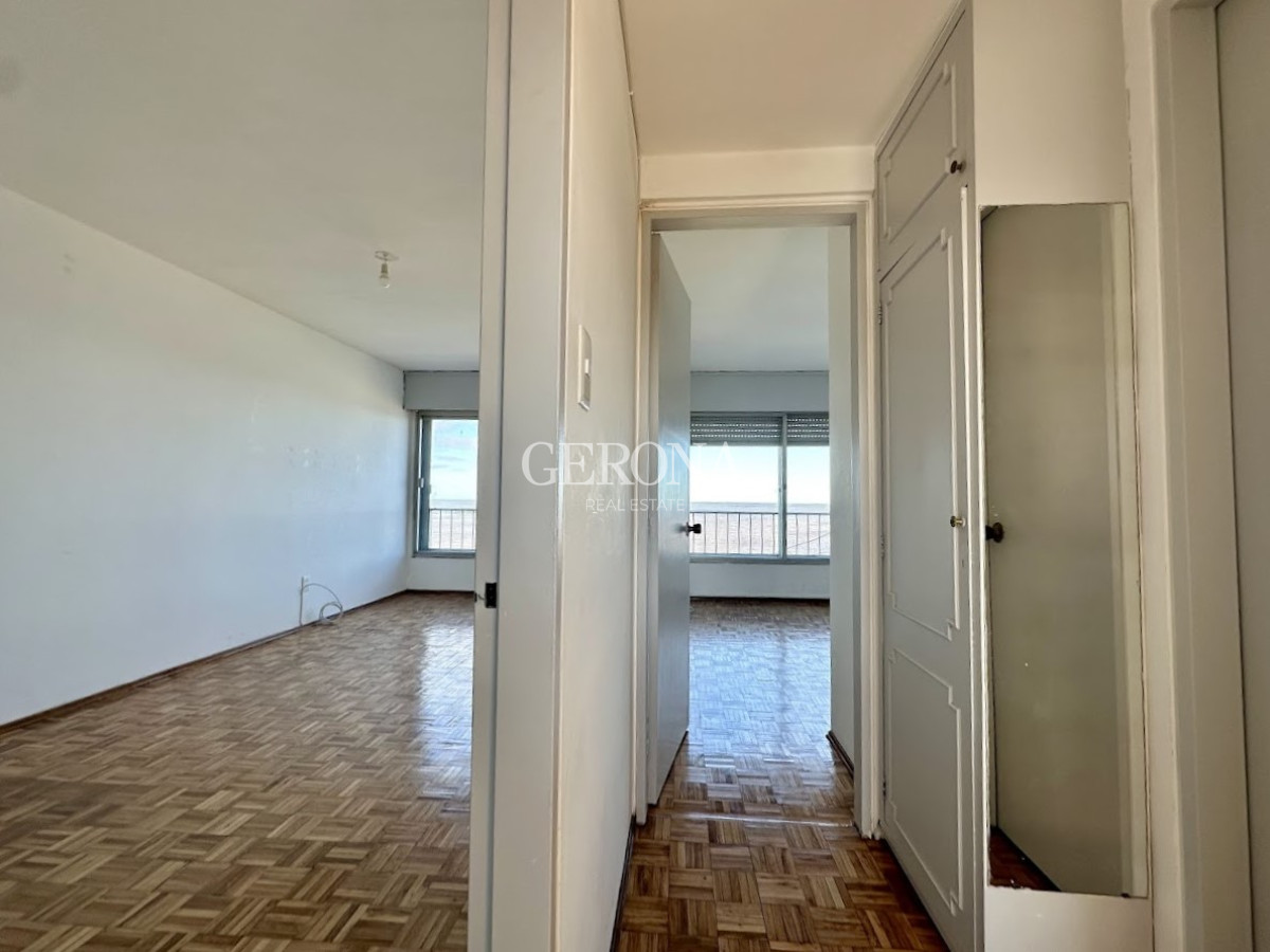 Apartamento ID.229 - Alquiler Apartamento en piso alto, de 2 dormitorios y garaje y box, sobre Rambla de Malvín.