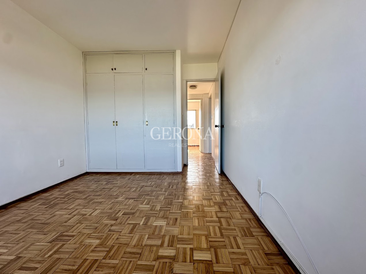Apartamento ID.229 - Alquiler Apartamento en piso alto, de 2 dormitorios y garaje y box, sobre Rambla de Malvín.