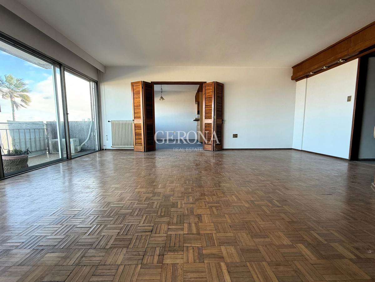 Apartamento ID.261 - Apartamento en venta sobre la rambla de Malvin de tres dormitorios y un Garage.