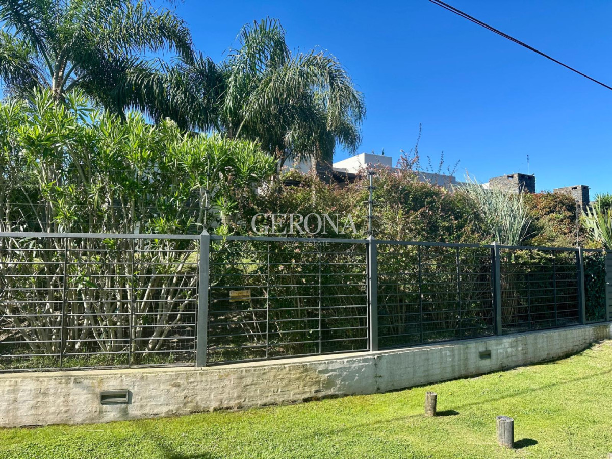 Apartamento ID.297 - Venta Apartamento de 3 dormitorios y jardín de uso exclusivo en Carrasco.