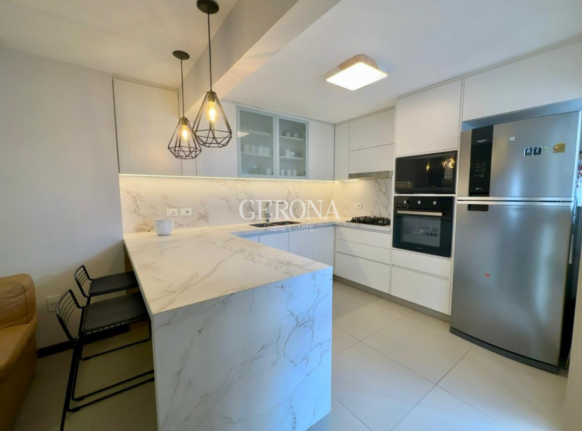 Apartamento ID.241 - Venta apartamento de 3 dormitorios y servicio, en rambla de Punta Carretas