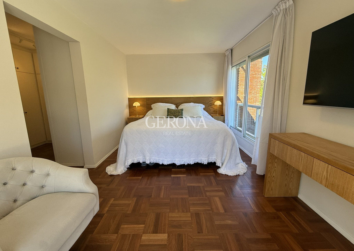 Apartamento ID.287 - Venta Apartamento de 3 suites, servicio y 3 garajes en Carrasco a pasos del Mar