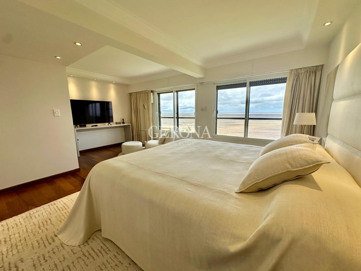Apartamento ID.241 - Venta apartamento de 3 dormitorios y servicio, en rambla de Punta Carretas
