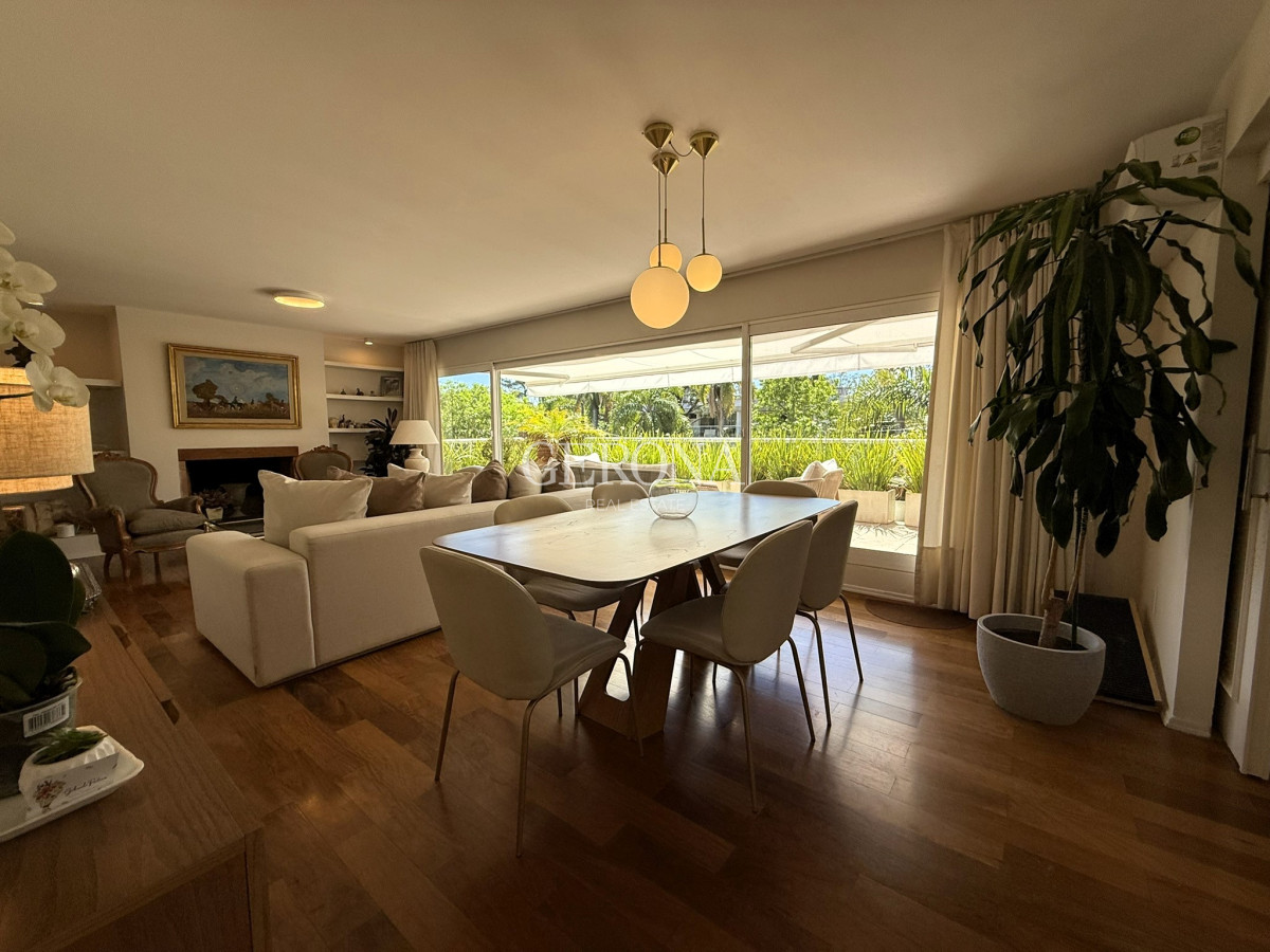 Apartamento ID.287 - Venta Apartamento de 3 suites, servicio y 3 garajes en Carrasco a pasos del Mar