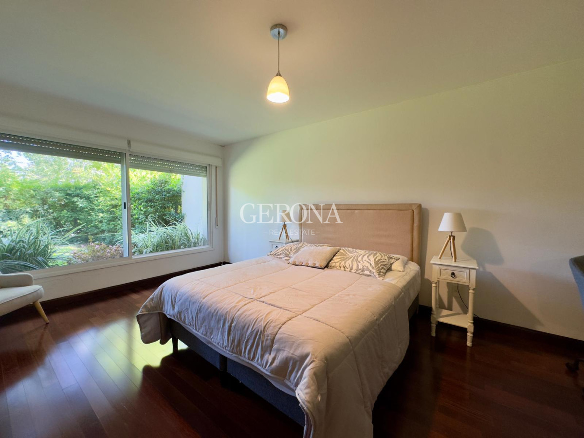 Apartamento ID.30 - Alquiler apartamento amoblado de 2 dormitorios con jardín, en Carrasco