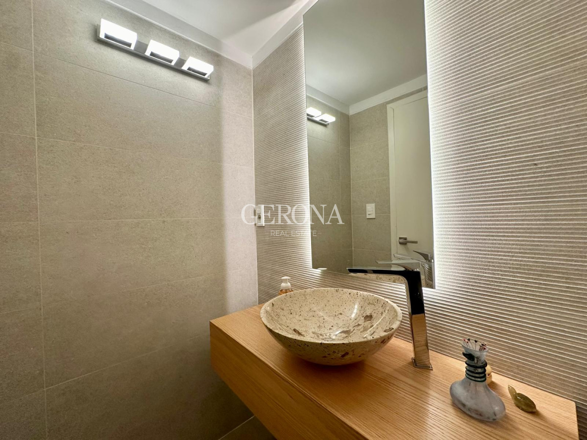 Apartamento ID.241 - Venta apartamento de 3 dormitorios y servicio, en rambla de Punta Carretas