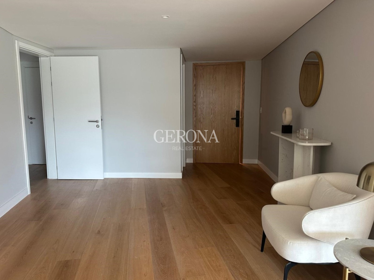 Apartamento ID.43 - Venta Apartamento de 4 dorm + Servicio + Garaje en Villa Biarritz