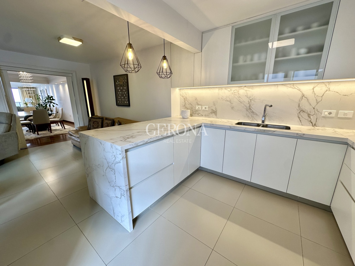 Apartamento ID.241 - Venta apartamento de 3 dormitorios y servicio, en rambla de Punta Carretas