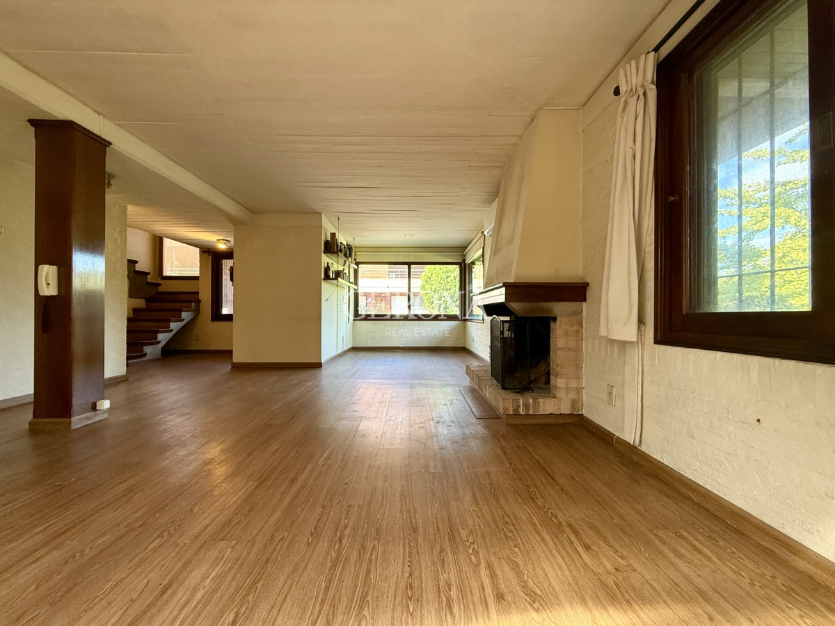 Apartamento ID.257 - Casa Ph en venta de 3 dormitorios, 2 garajes y jardín de uso exclusivo, en Carrasco