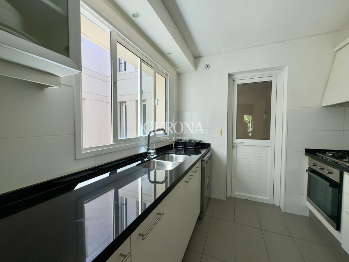 Apartamento ID.30 - Alquiler apartamento amoblado de 2 dormitorios con jardín, en Carrasco