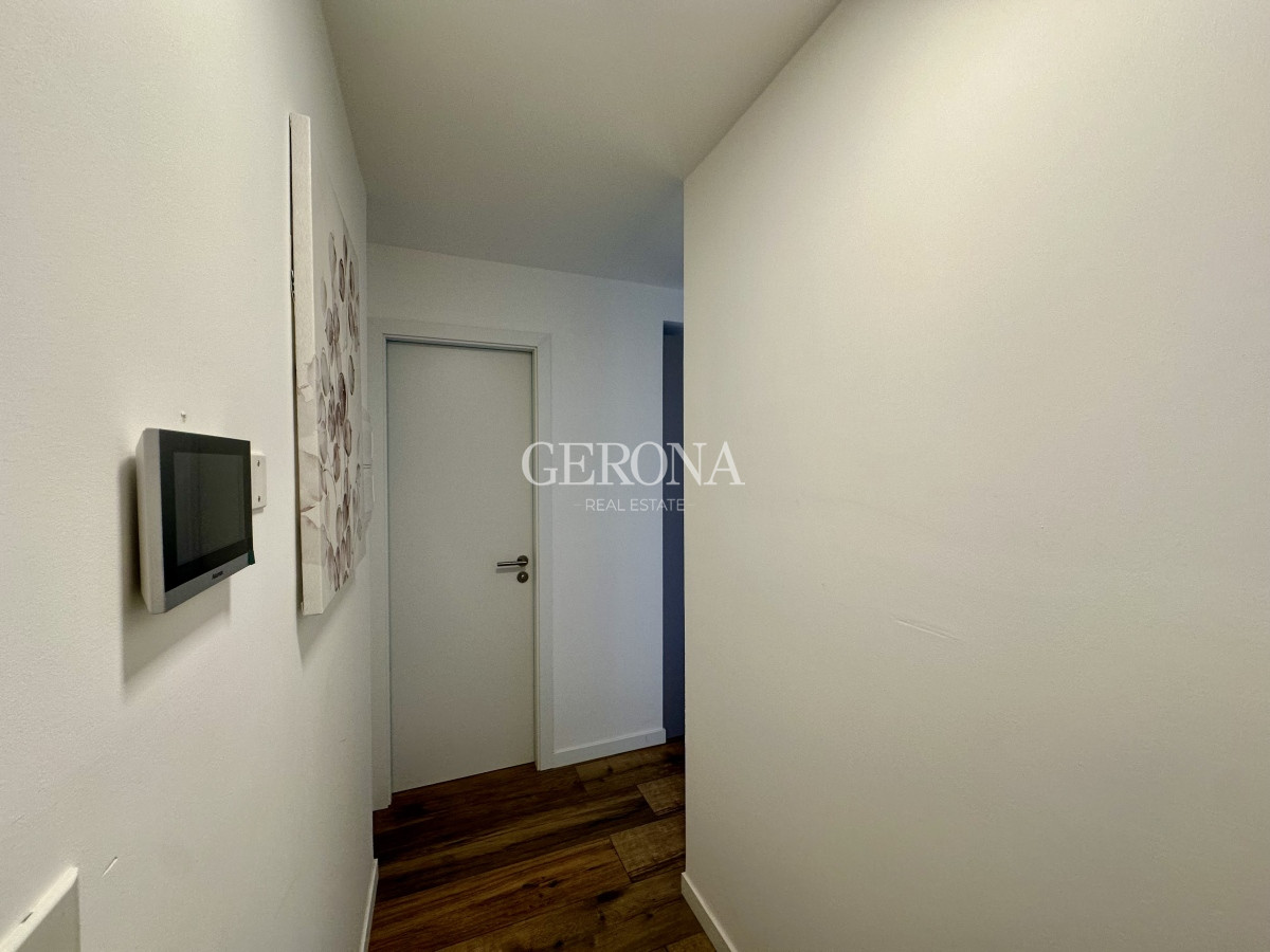 Apartamento ID.214 - Alquiler apto amoblado en Carrasco, con cochera y amenities. 