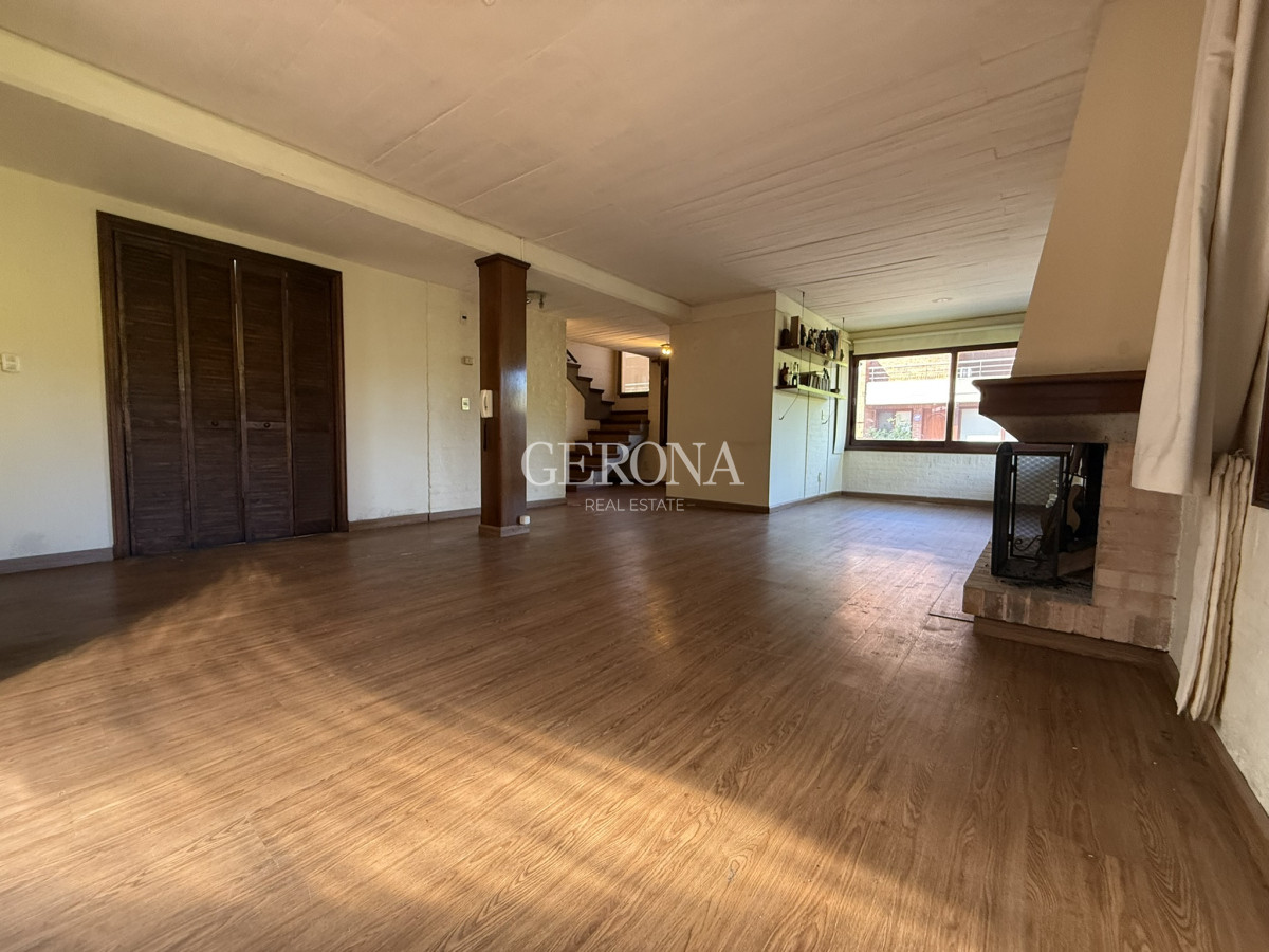 Apartamento ID.257 - Casa Ph en venta de 3 dormitorios, 2 garajes y jardín de uso exclusivo, en Carrasco
