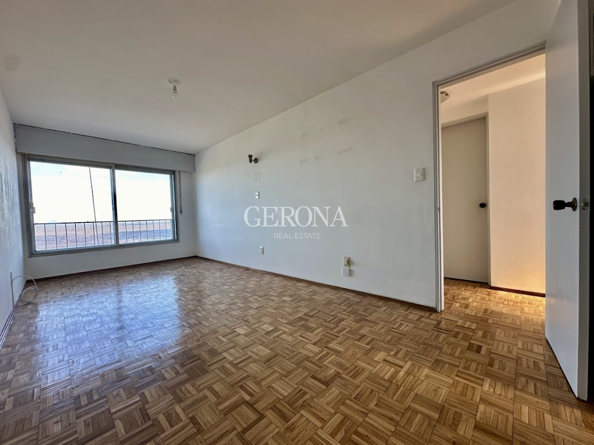 Apartamento ID.229 - Alquiler Apartamento en piso alto, de 2 dormitorios y garaje y box, sobre Rambla de Malvín.