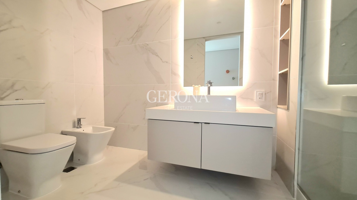 Apartamento ID.43 - Venta Apartamento de 4 dorm + Servicio + Garaje en Villa Biarritz