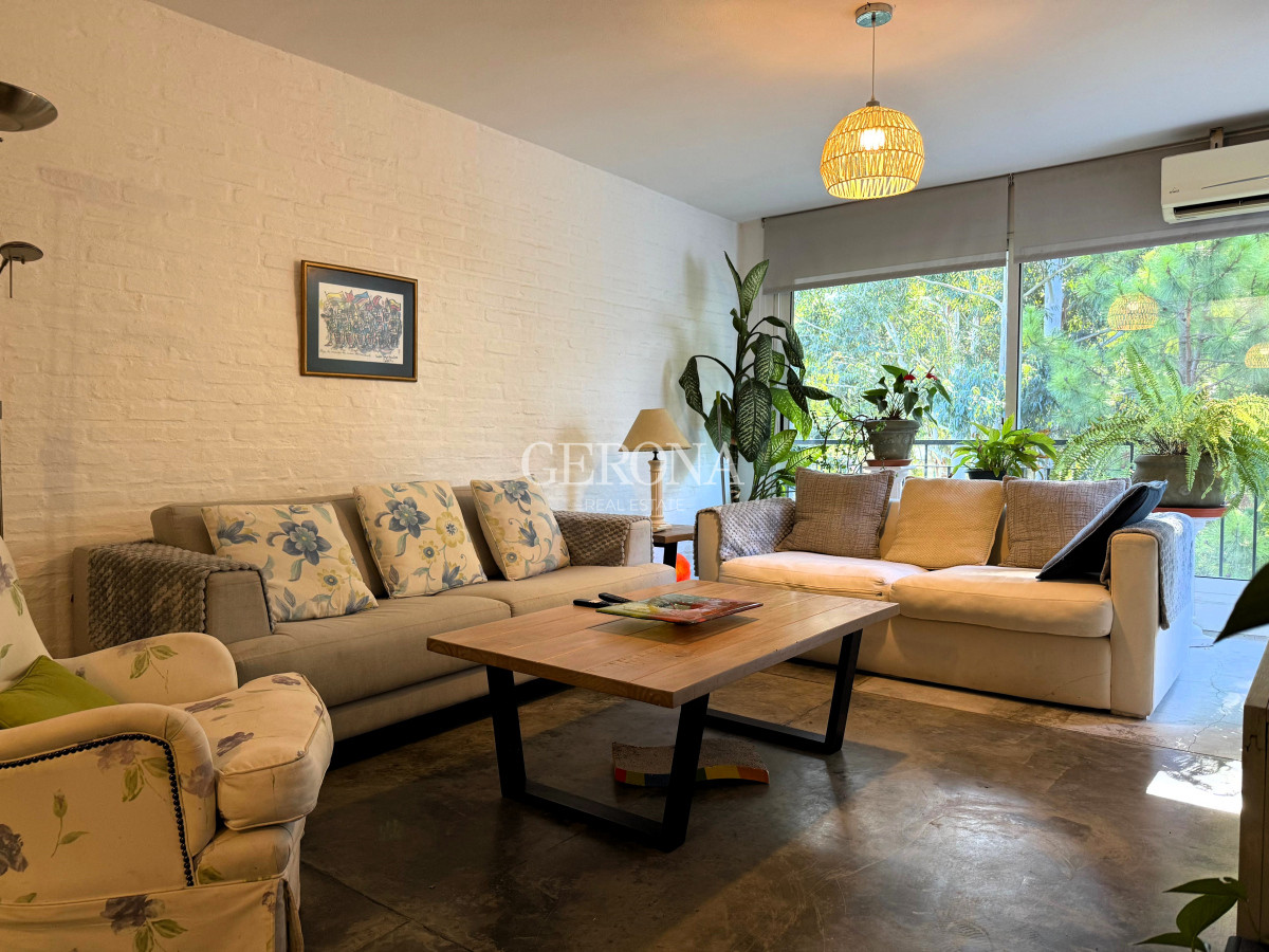 Apartamento ID.194 - Venta Apartamento de tres dormitorios y dos garajes en Barrio Privado