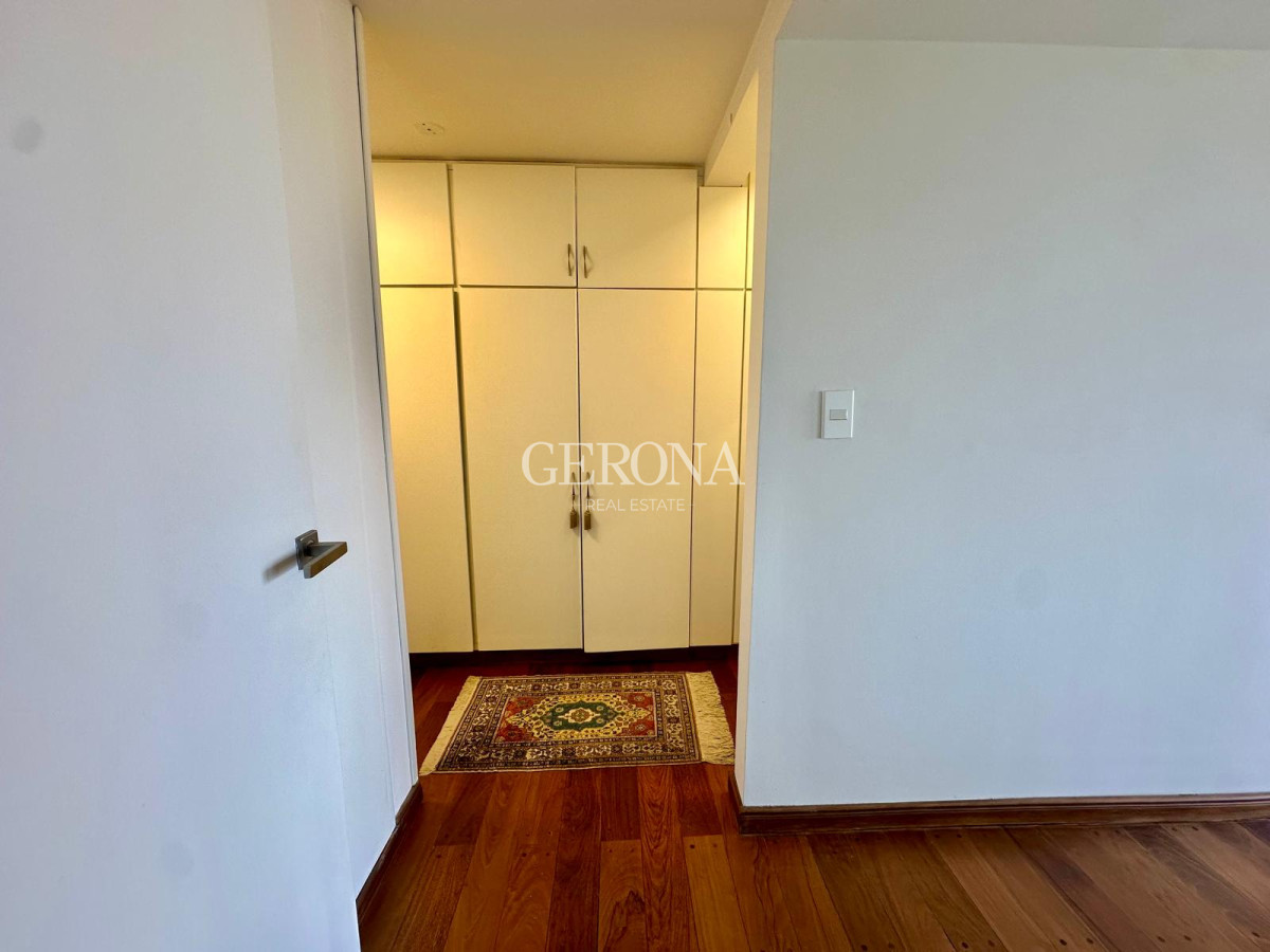 Apartamento ID.241 - Venta apartamento de 3 dormitorios y servicio, en rambla de Punta Carretas