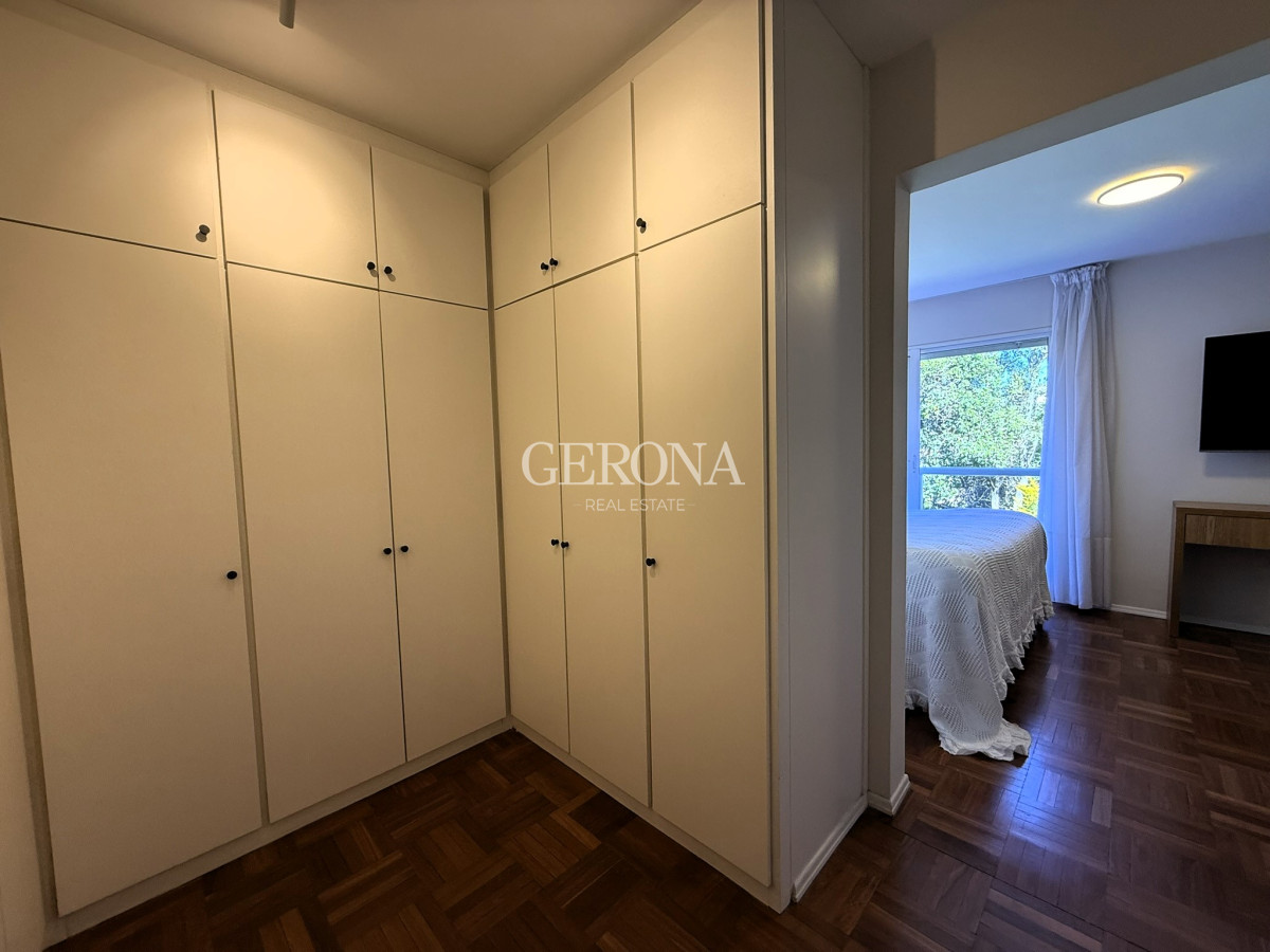 Apartamento ID.287 - Venta Apartamento de 3 suites, servicio y 3 garajes en Carrasco a pasos del Mar