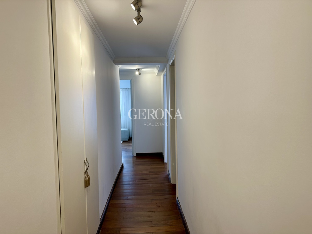 Apartamento ID.241 - Venta apartamento de 3 dormitorios y servicio, en rambla de Punta Carretas