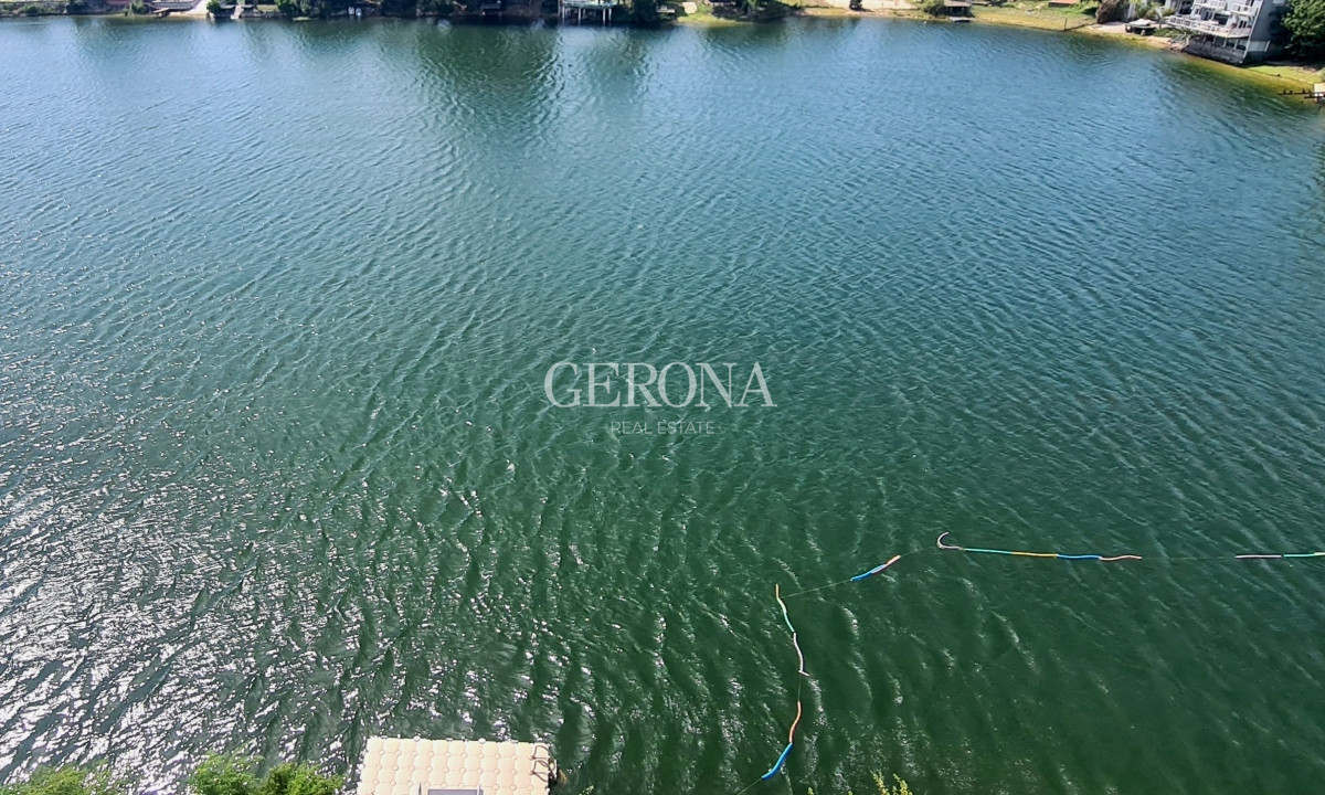 Apartamento ID.102 - Venta Apartamento de 3 dormitorios en Zona de Lagos. 
