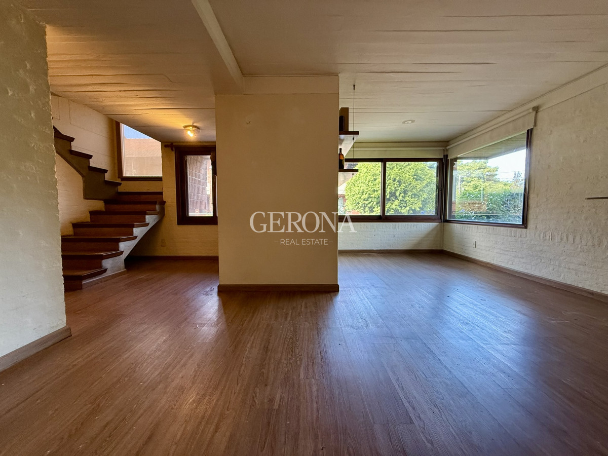 Apartamento ID.257 - Casa Ph en venta de 3 dormitorios, 2 garajes y jardín de uso exclusivo, en Carrasco