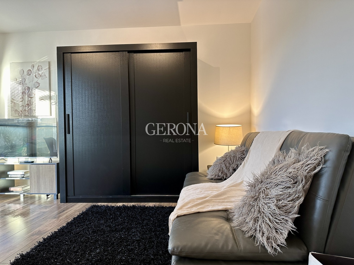 Apartamento ID.214 - Alquiler apto amoblado en Carrasco, con cochera y amenities. 