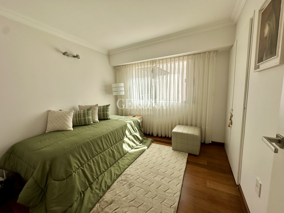 Apartamento ID.241 - Venta apartamento de 3 dormitorios y servicio, en rambla de Punta Carretas