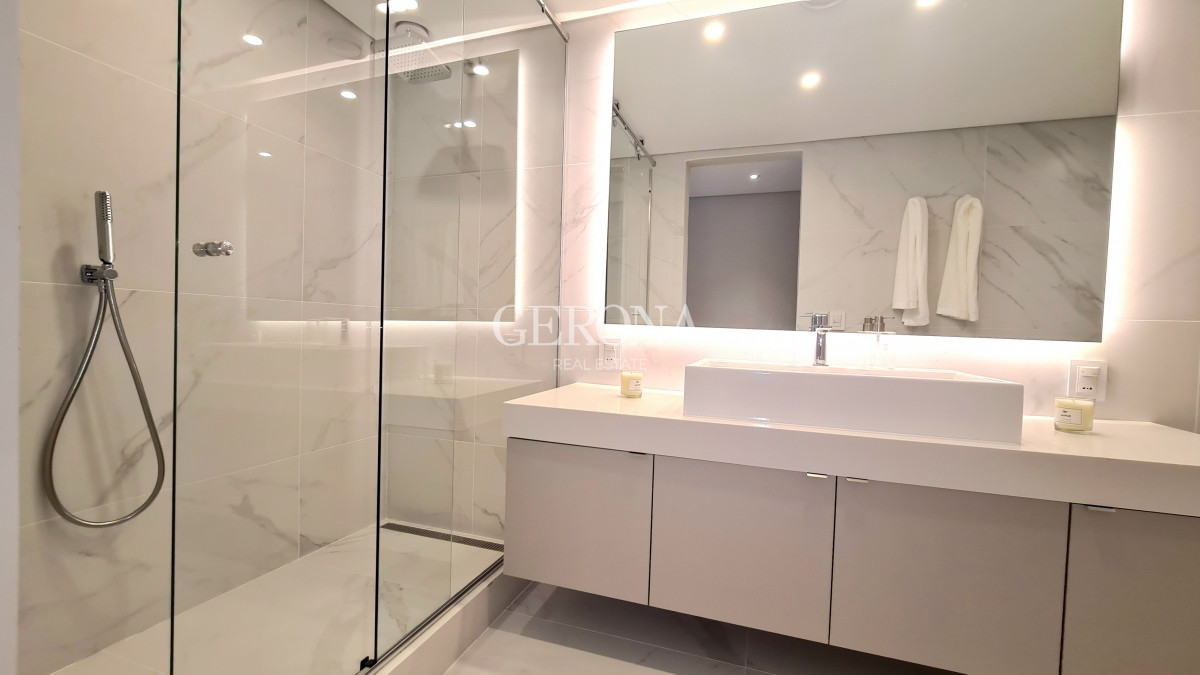 Apartamento ID.43 - Venta Apartamento de 4 dorm + Servicio + Garaje en Villa Biarritz