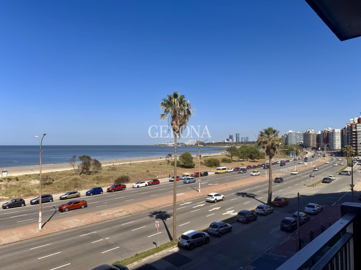 Apartamento ID.261 - Apartamento en venta sobre la rambla de Malvin de tres dormitorios y un Garage.