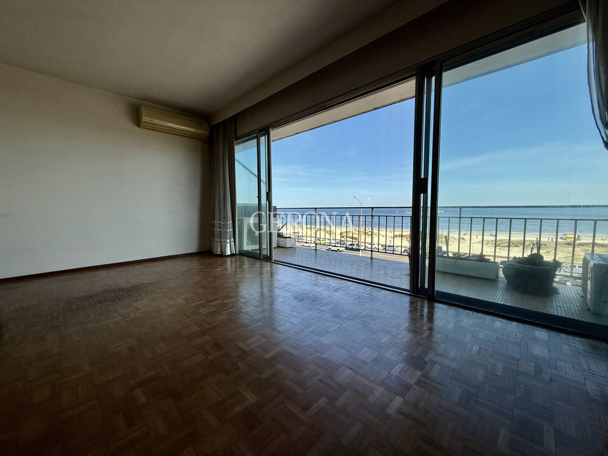 Apartamento ID.261 - Apartamento en venta sobre la rambla de Malvin de tres dormitorios y un Garage.